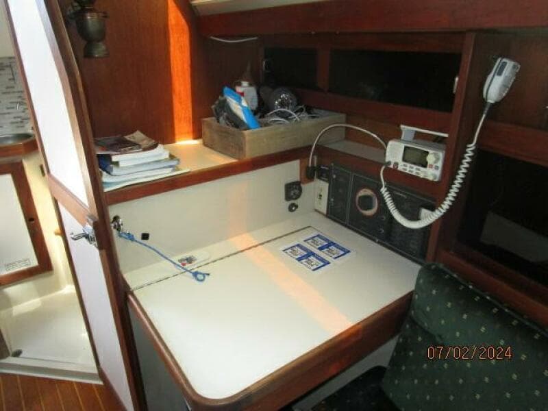 34' Catalina nav station