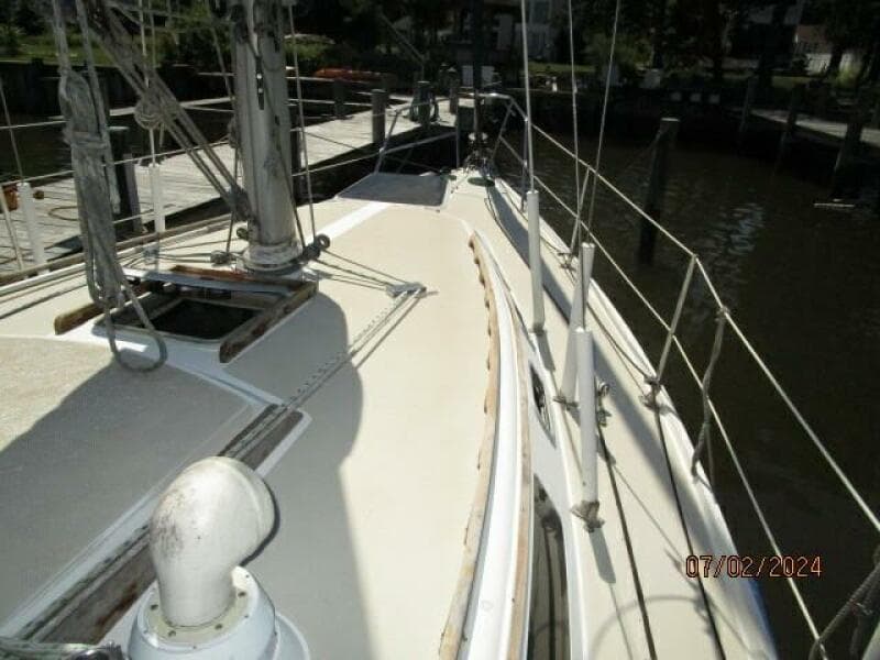 34' Catalina foredeck