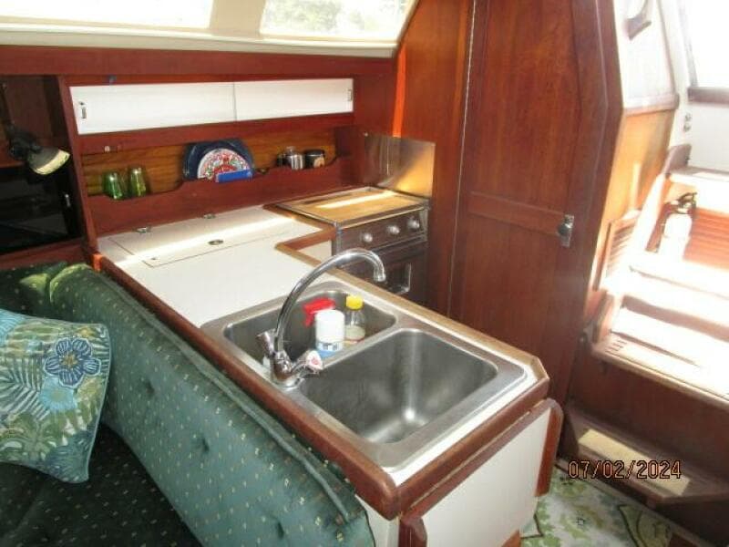 34' Catalina galley1