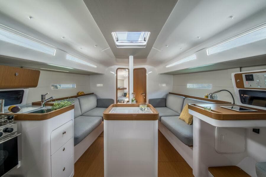 2025 Beneteau First 36