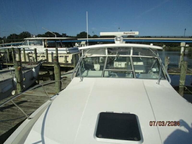 33' Wellcraft foredeck aft