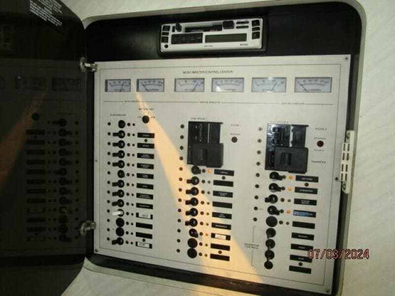 33' Wellcraft electrical panel1
