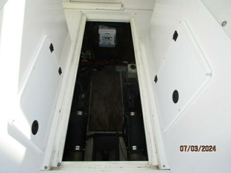 33' Wellcraft engine room access1