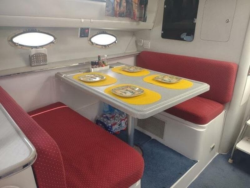 33' Wellcraft dinette3
