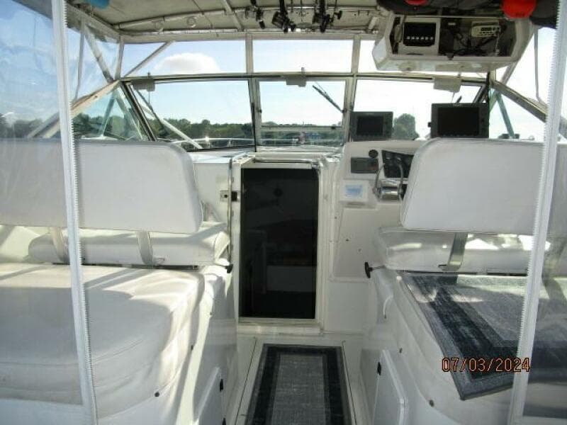33' Wellcraft helm forward1