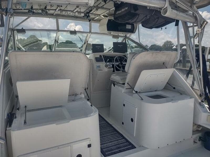 33' Wellcraft helm forward2