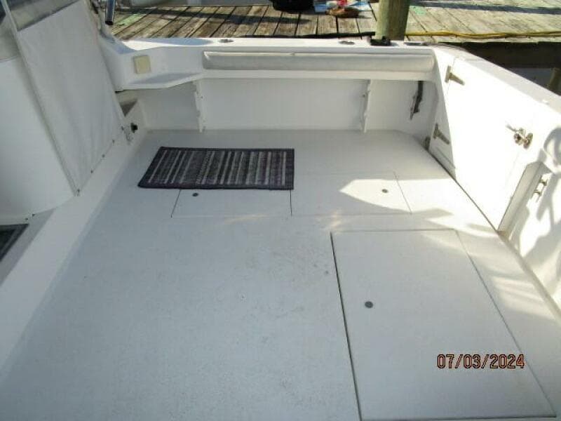 33' Wellcraft cockpit starboard