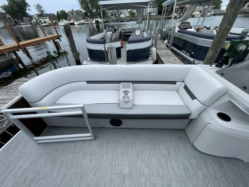 2024 Godfrey Sweetwater 2286 Split Bench