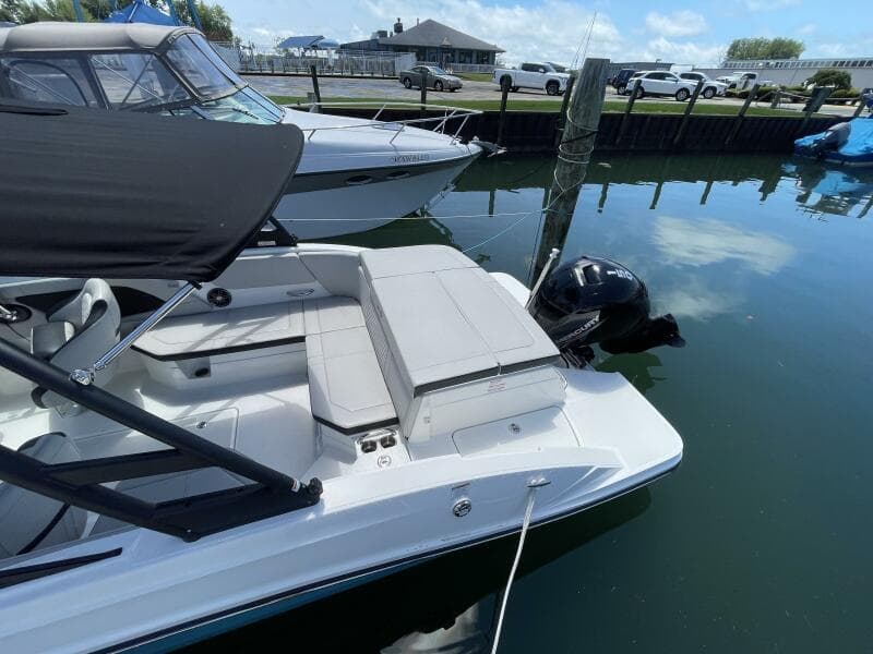 2023 Sea Ray SPX 230 Outboard