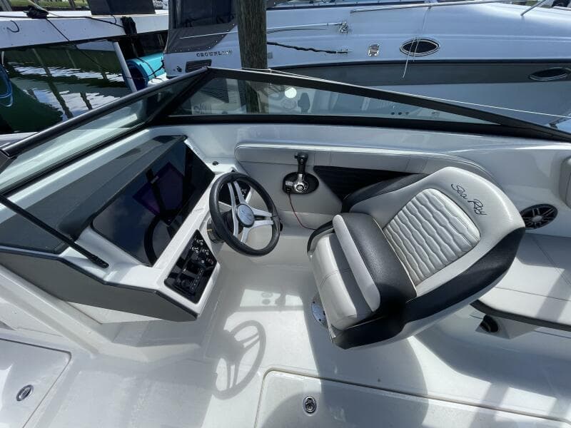 2023 Sea Ray SPX 230 Outboard