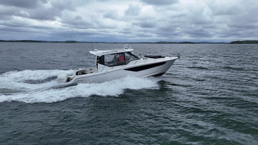 2021 Boston Whaler 405 Conquest