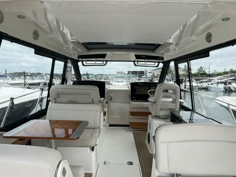 2021 Boston Whaler 405 Conquest