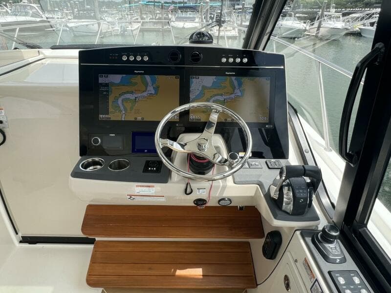 2021 Boston Whaler 405 Conquest
