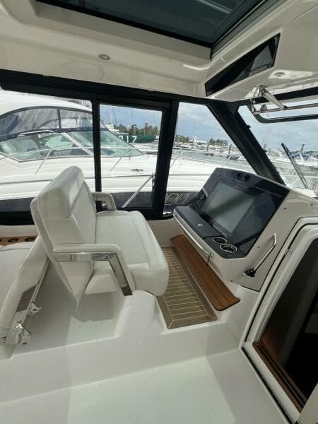 2021 Boston Whaler 405 Conquest