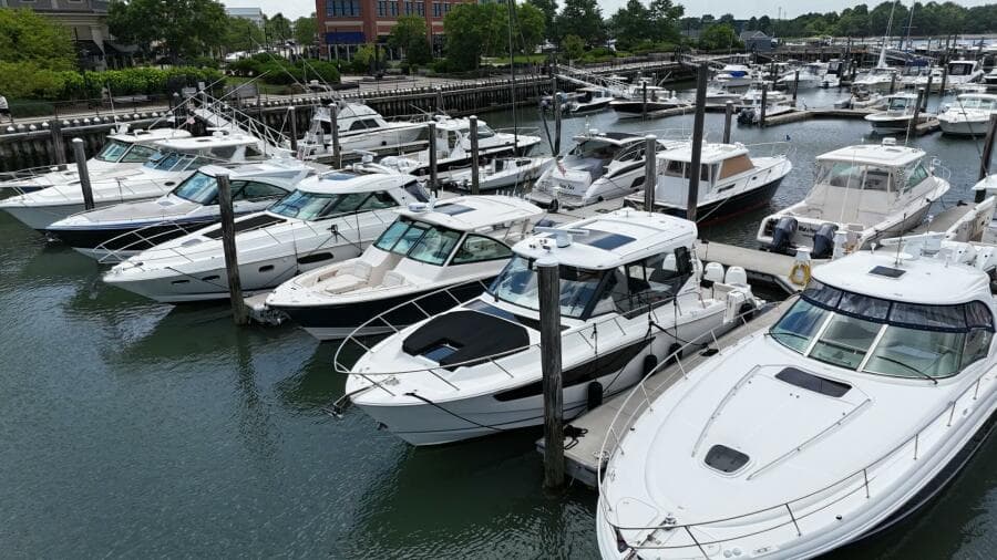 2021 Boston Whaler 405 Conquest