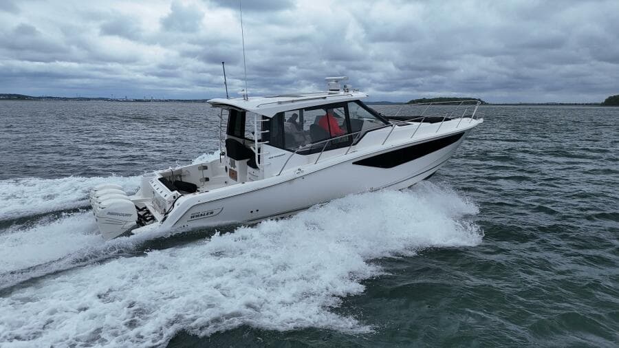 2021 Boston Whaler 405 Conquest