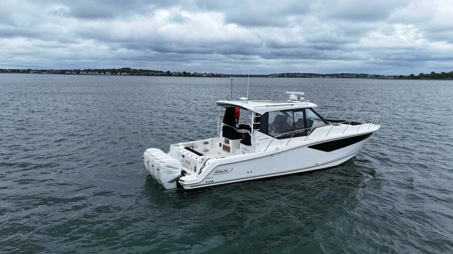 2021 Boston Whaler 405 Conquest