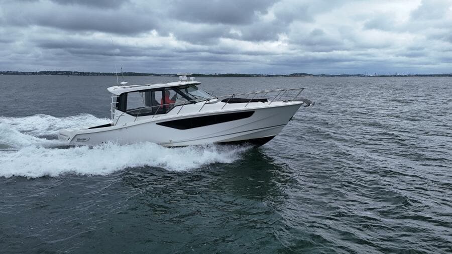2021 Boston Whaler 405 Conquest