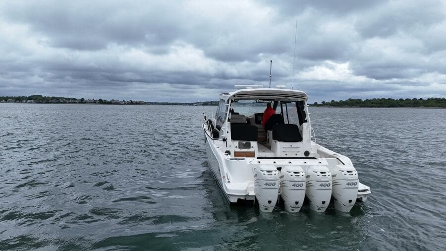 2021 Boston Whaler 405 Conquest