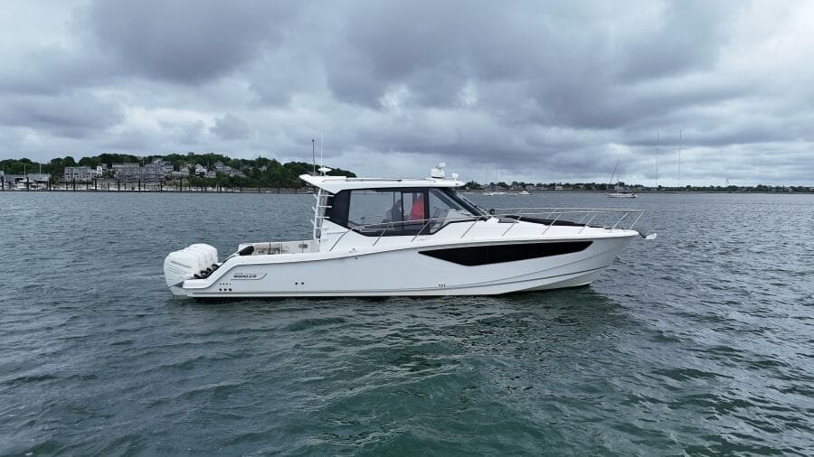 2021 Boston Whaler 405 Conquest