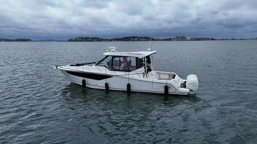 2021 Boston Whaler 405 Conquest