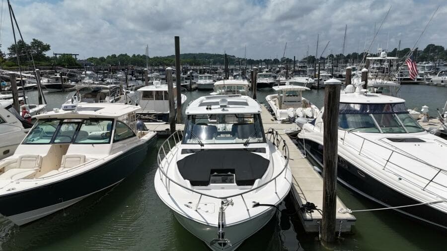 2021 Boston Whaler 405 Conquest