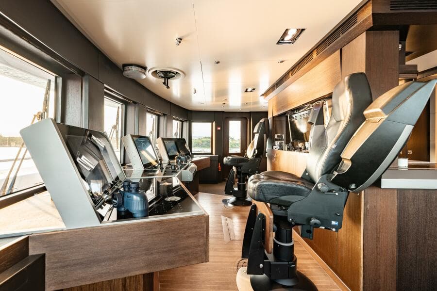 Loon 221' Bridge Deck Pilothouse