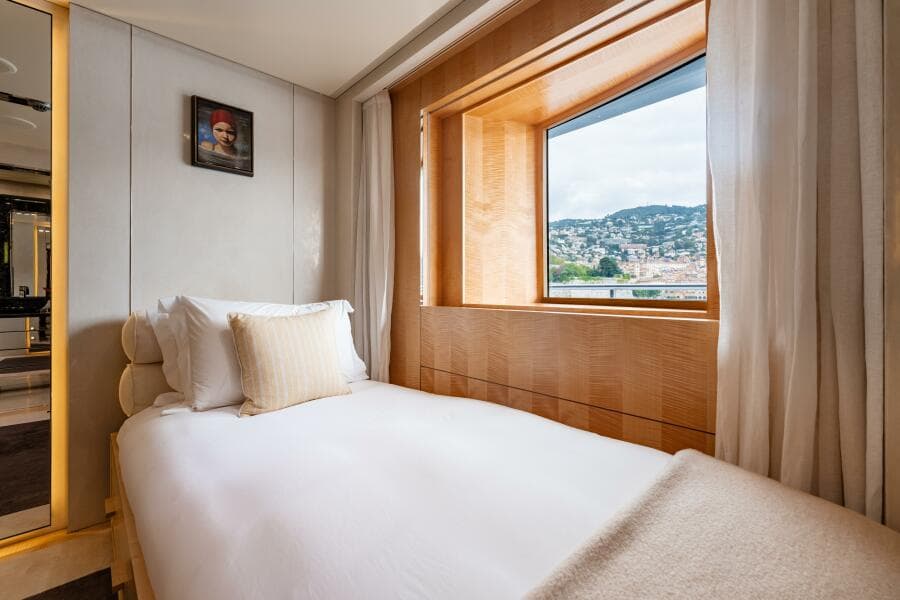 Loon 221' Skylounge Deck Child or Nanny Stateroom