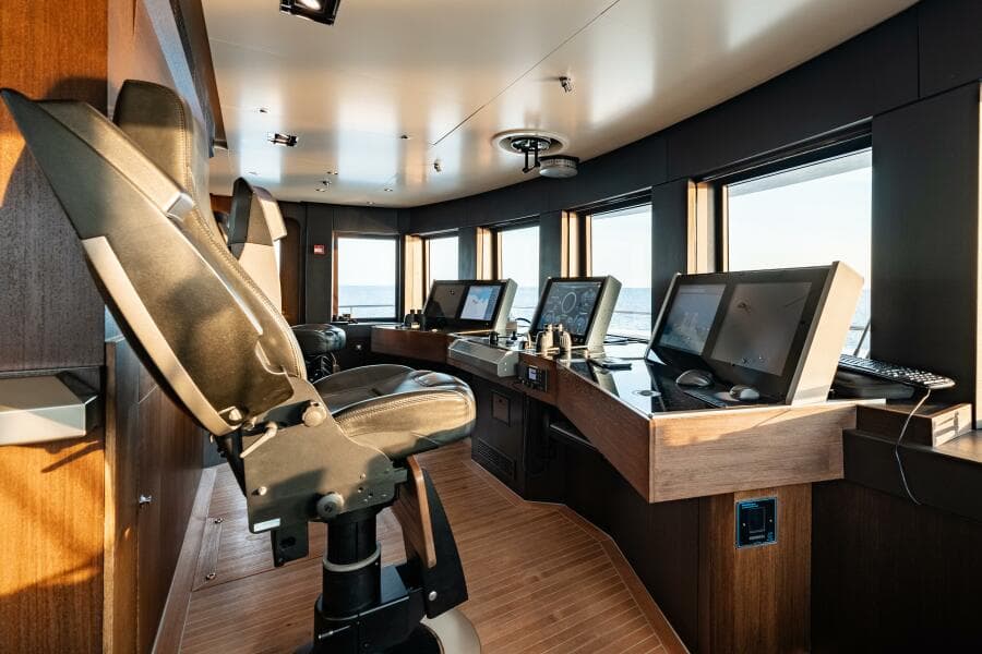 Loon 221' Bridge Deck Pilothouse