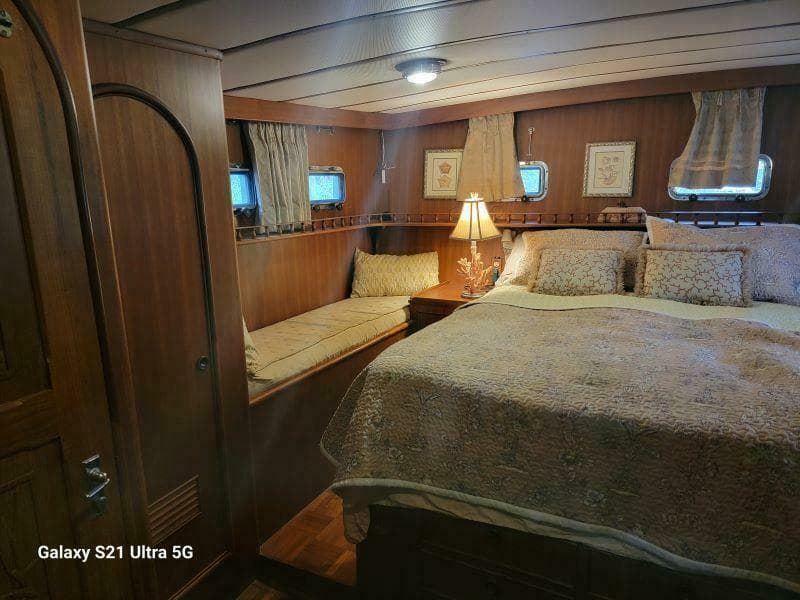 1987 Marine Trader Wide Body