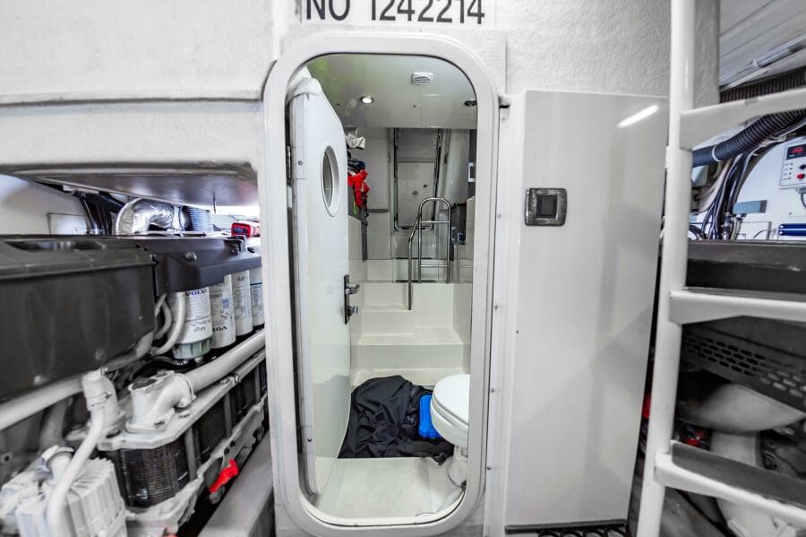 2013 Marquis 63 Sport Yacht