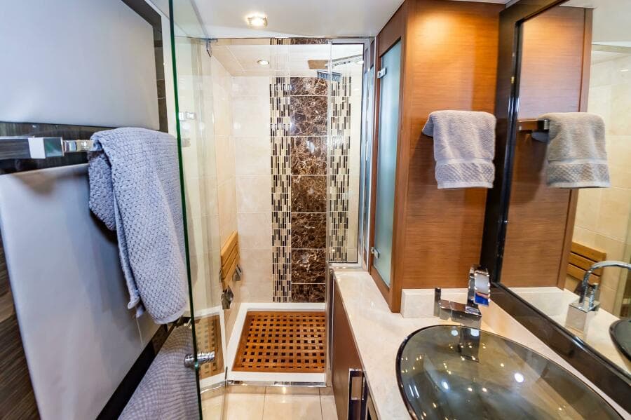 2013 Marquis 63 Sport Yacht