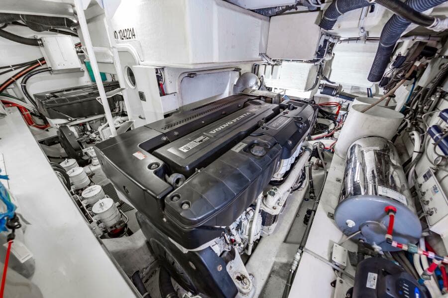 2013 Marquis 63 Sport Yacht