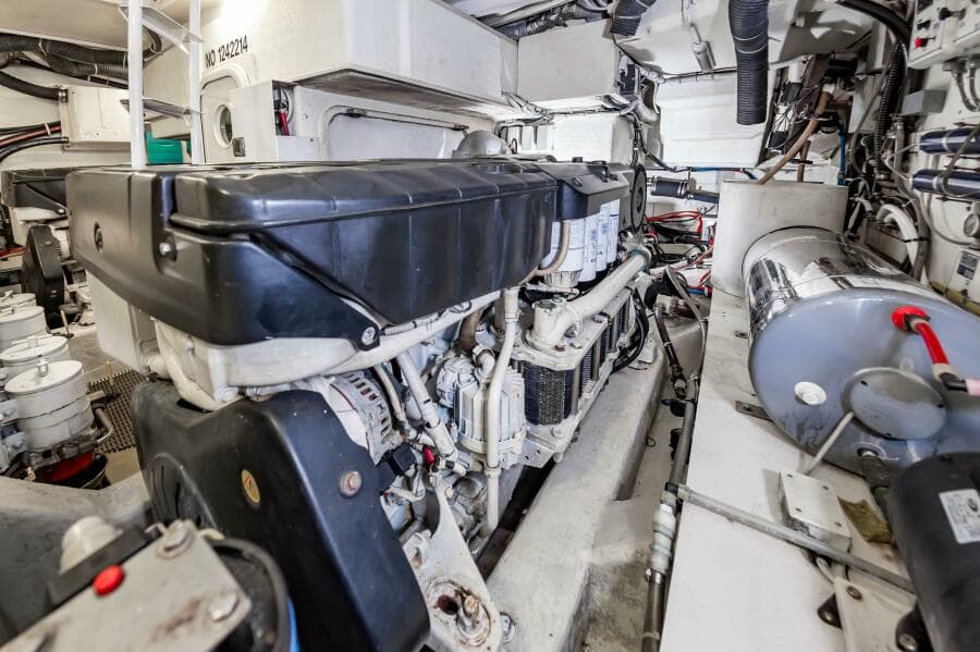 2013 Marquis 63 Sport Yacht