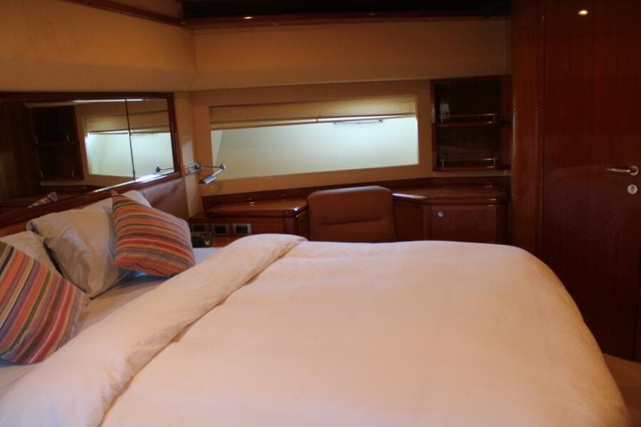2007 Ferretti Yachts 881