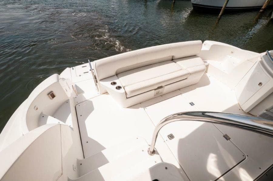  2006 47 Cruisers Cockpit