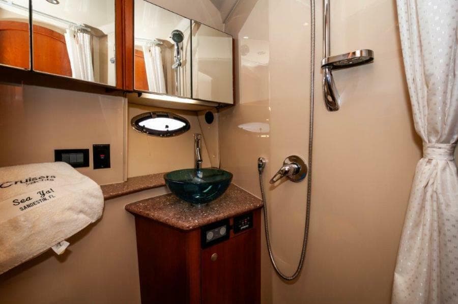  2006 47 Cruisers Guest Head