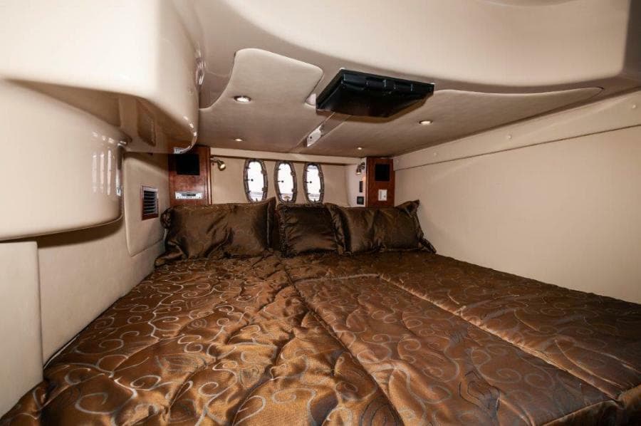  2006 47 Cruisers Guest Stateroom