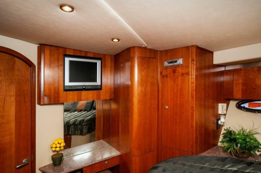  2006 47 Cruisers Master Stateroom