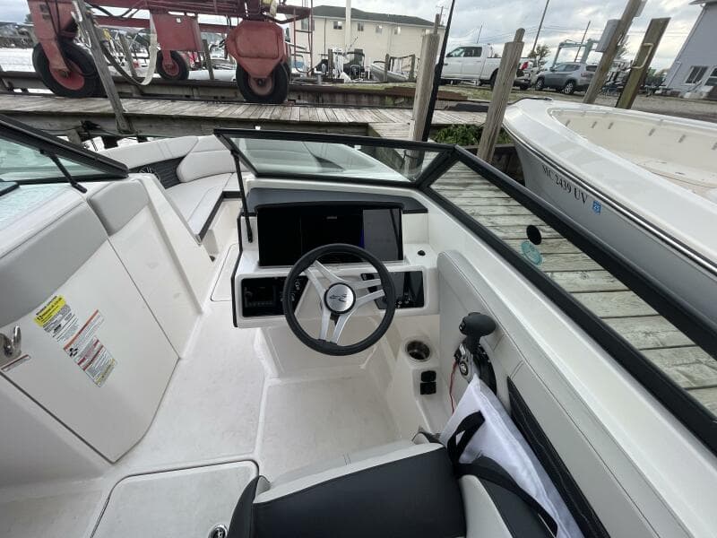 2024 Sea Ray SPX 230 Bowrider