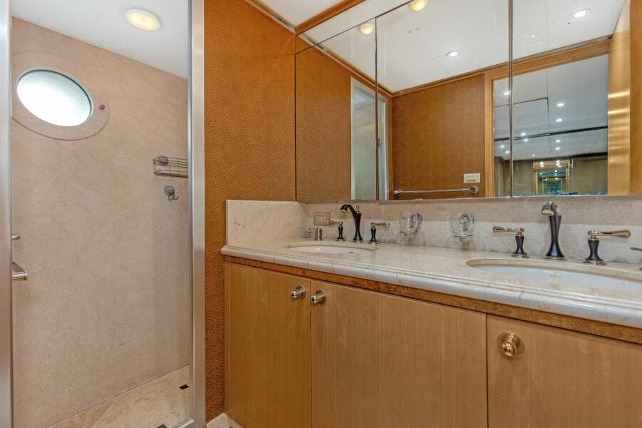 1989 116' Feadship - Boss - Guest Head