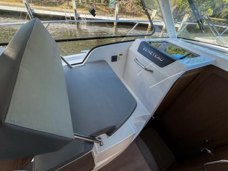 2025 Beneteau Antares 9