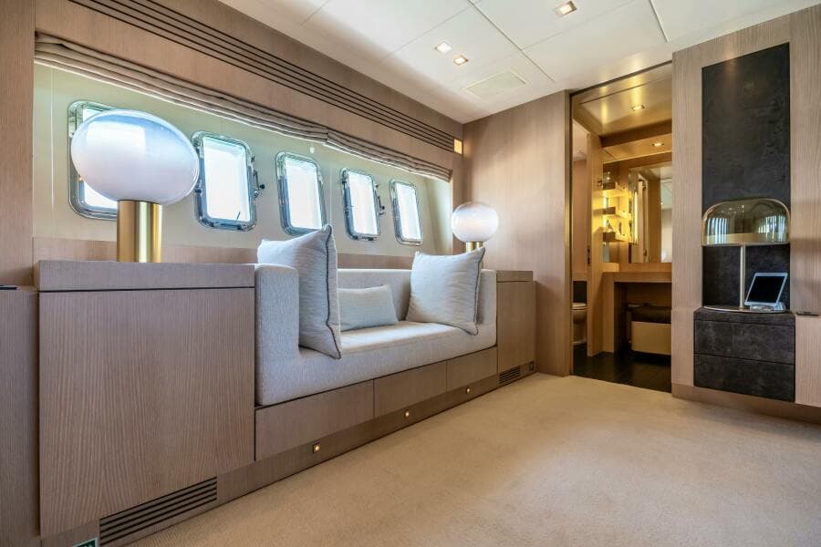 2005 Overmarine Mangusta 108