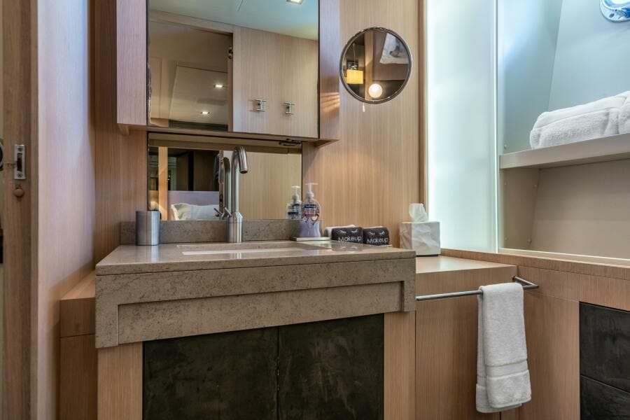 2005 Overmarine Mangusta 108