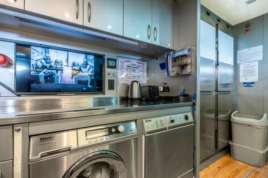 2005 Overmarine Mangusta 108