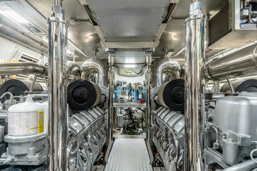 2005 Overmarine Mangusta 108