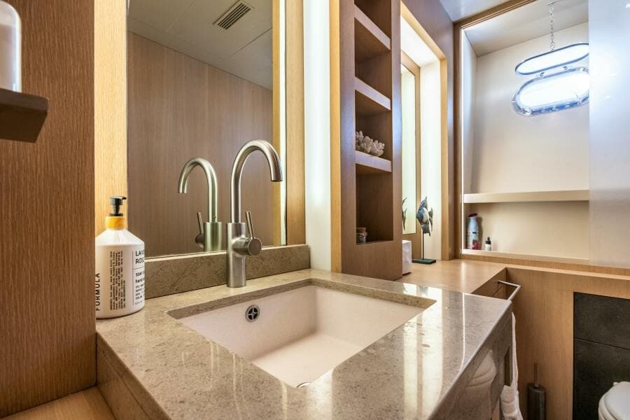 2005 Overmarine Mangusta 108