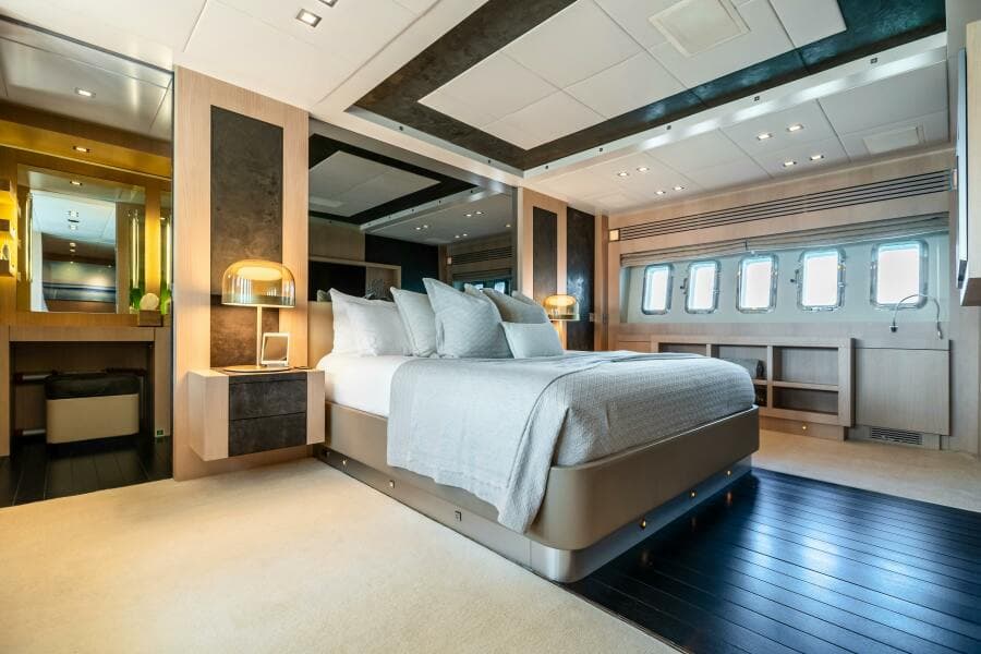 2005 Overmarine Mangusta 108