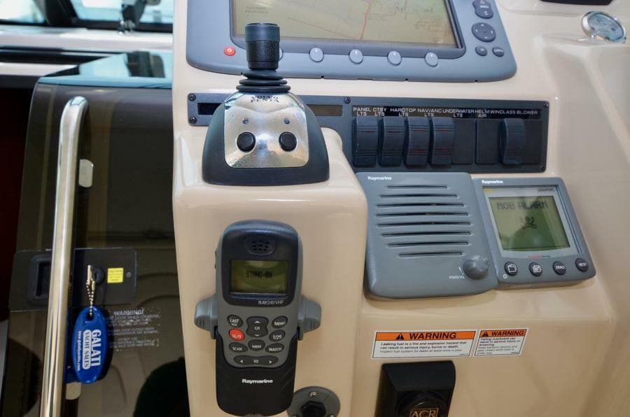 2008 35 Tiara Sovran - Fridge Benefit -Helm / Electronics