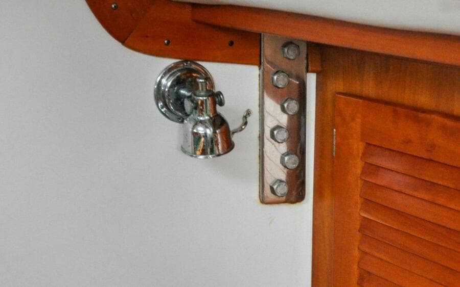 J/42 - Canty - Salon - Chainplate/Reading Light